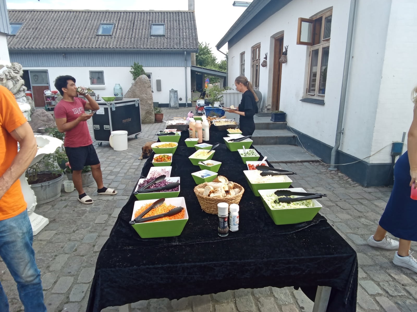 Salatbar med gæster ved arrangement